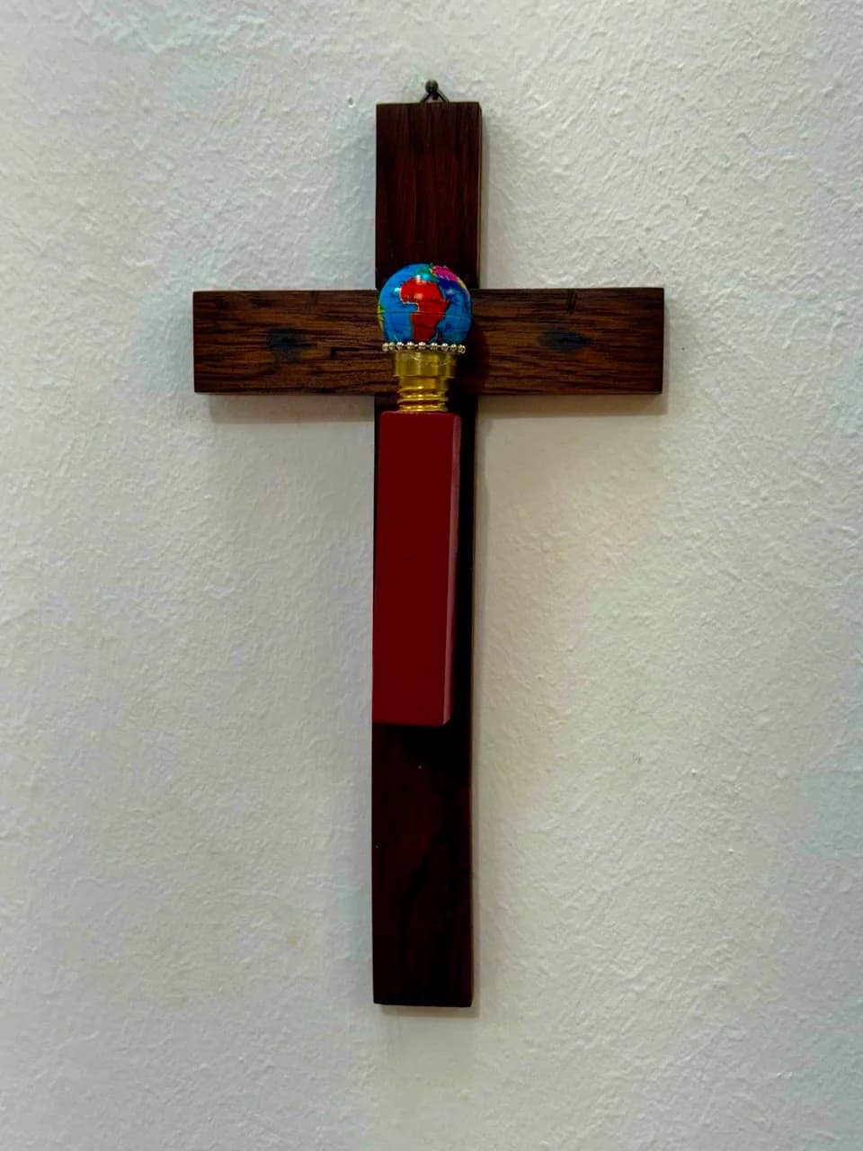 Weltkugel am Kreuz