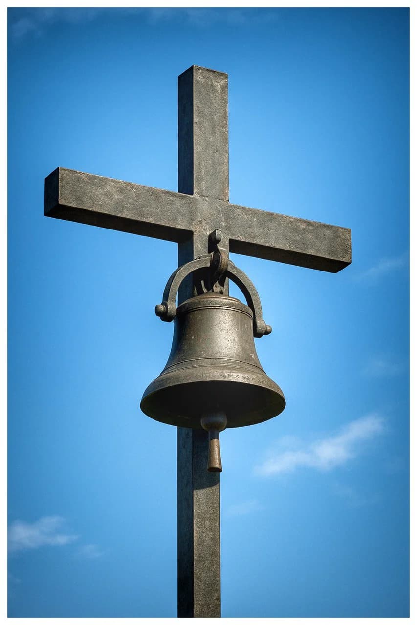 Kreuz mit Glocke